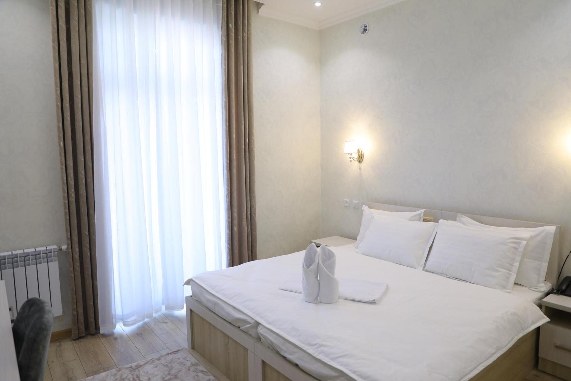 Status Hotel Qarshi Exterior foto