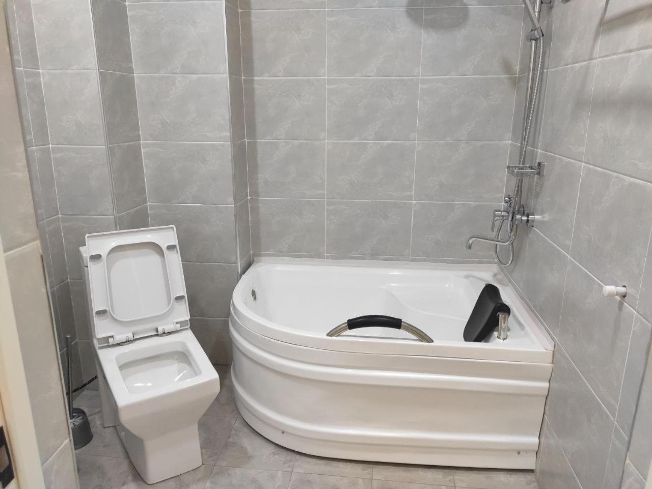 Status Hotel Qarshi Exterior foto