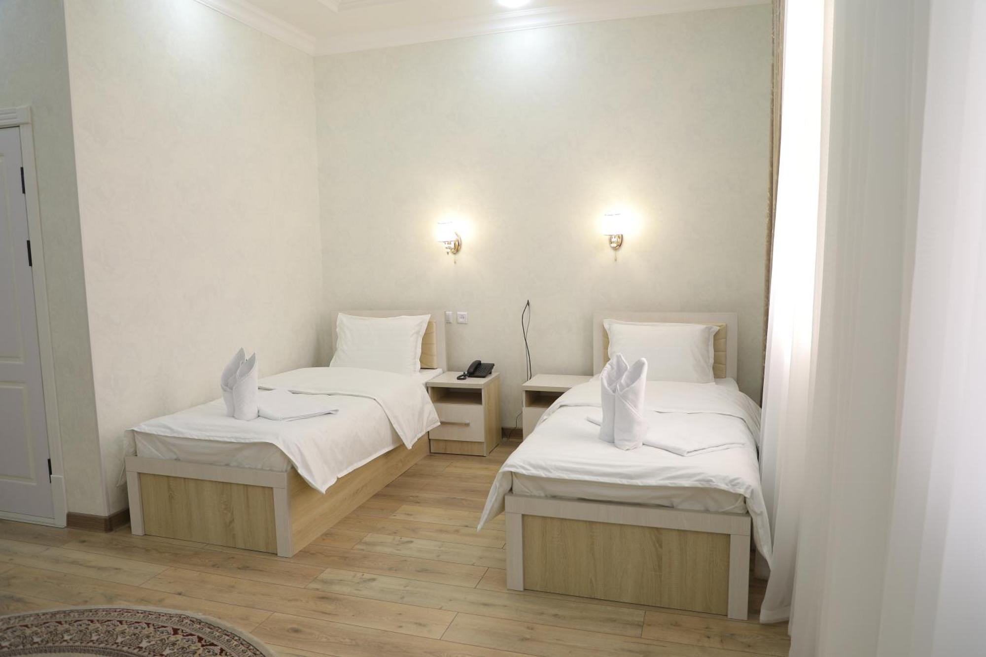 Status Hotel Qarshi Exterior foto