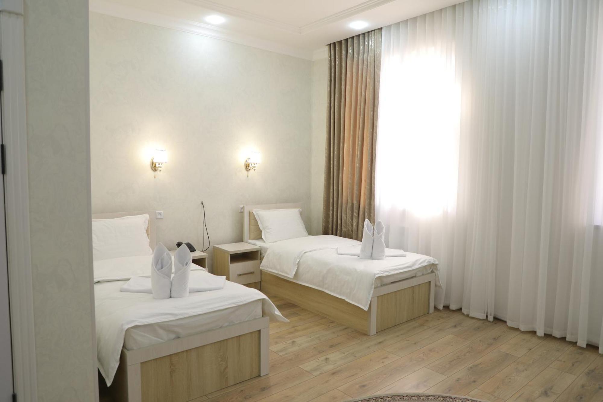 Status Hotel Qarshi Exterior foto