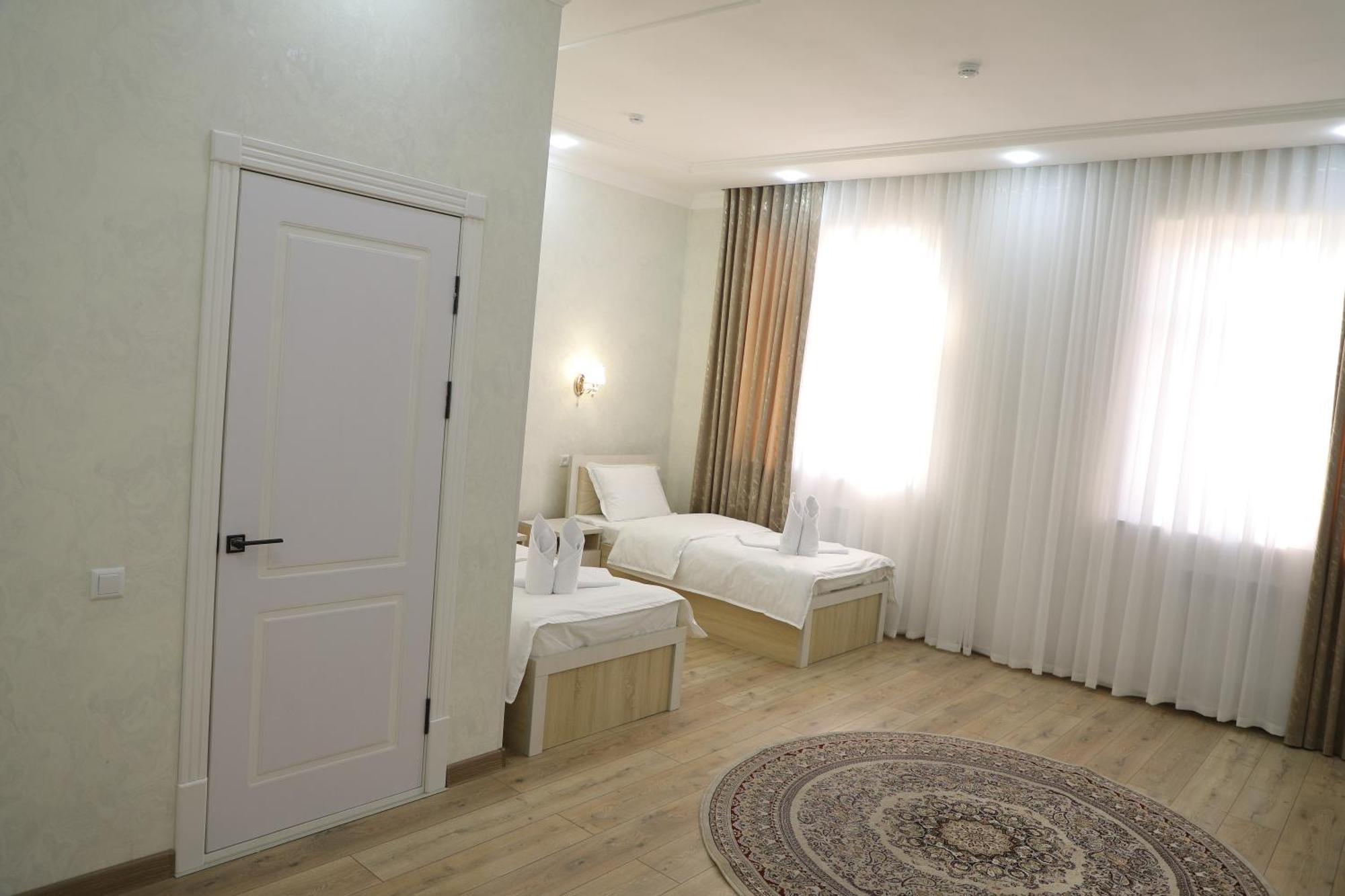 Status Hotel Qarshi Exterior foto