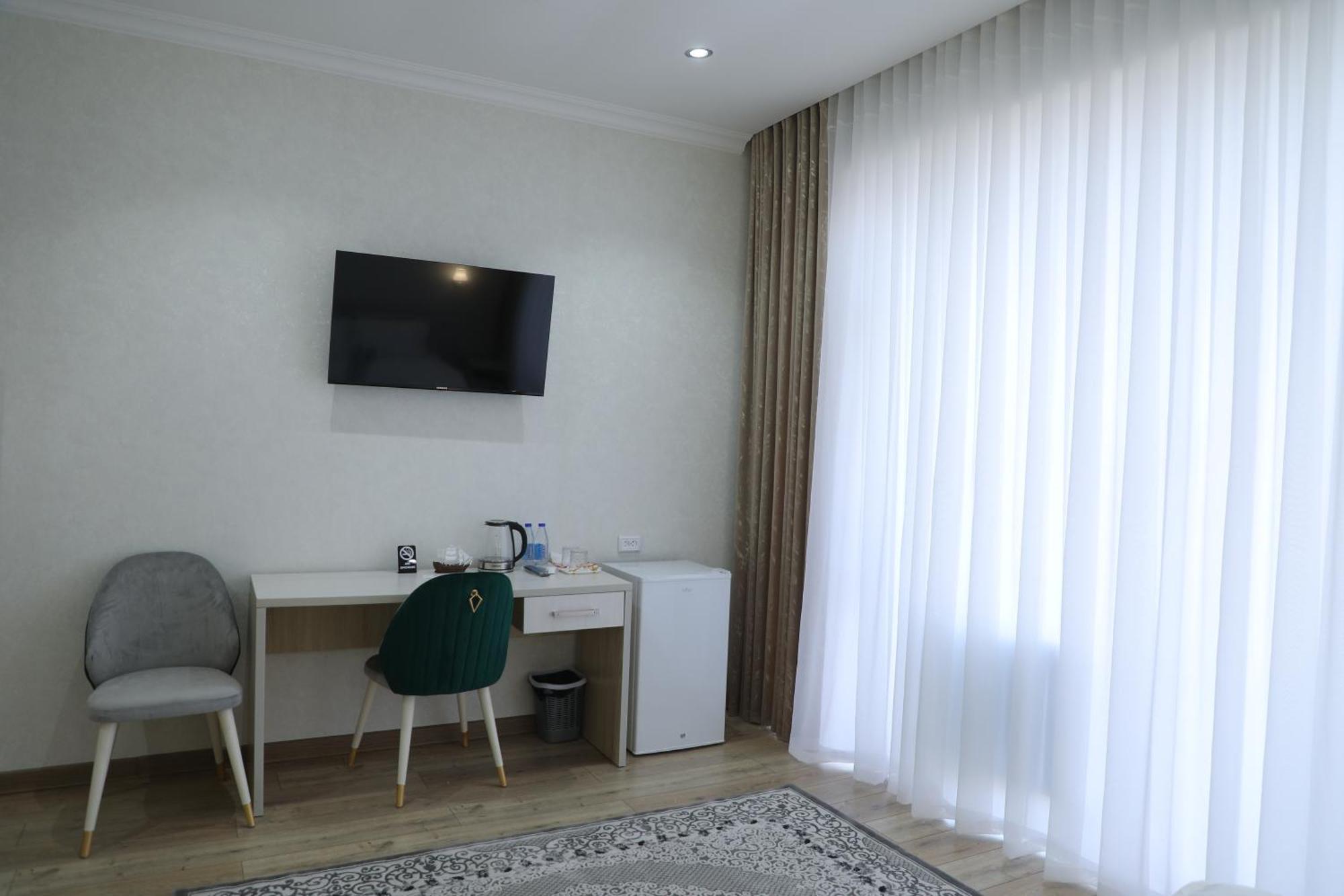 Status Hotel Qarshi Exterior foto