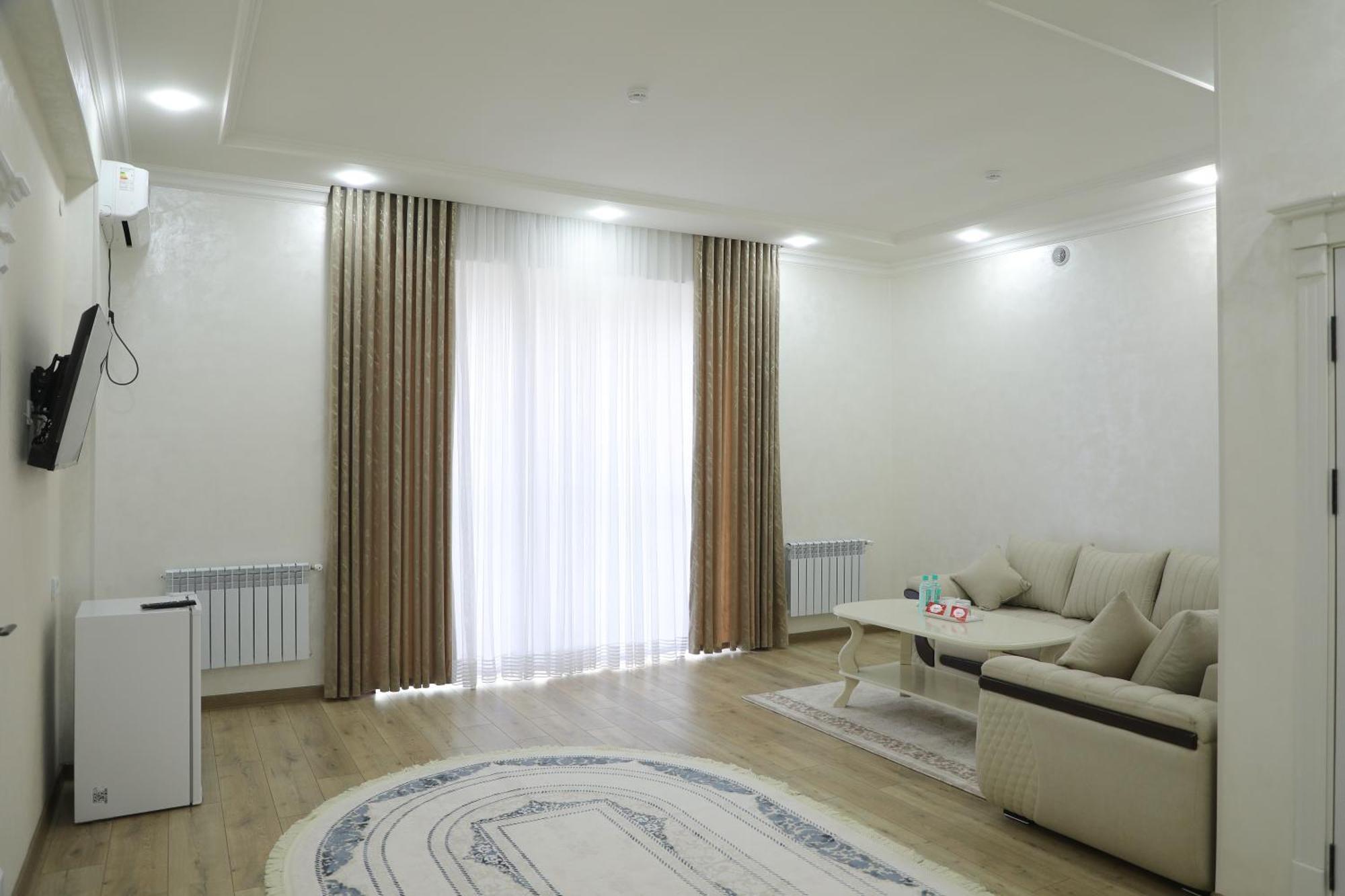 Status Hotel Qarshi Exterior foto